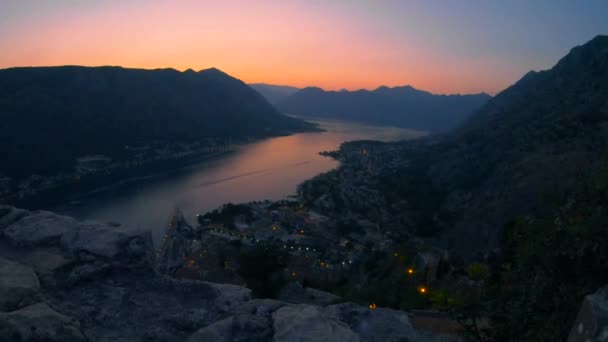 Puesta de sol sobre la bahía y las montañas, Montenegro. Vista de Kotor desde el Castillo de San Giovanni, cima de la colina — Vídeos de Stock