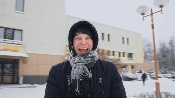 Emberi érzelmek az arcon. Mosolygó és boldog fickó örvénylik maga körül télen hóesésben nappal lassított felvételen. Sznorrikám vagy testre szerelhető kamera. Szórakozás és gondtalan idő. Mentesség és egészség. — Stock videók