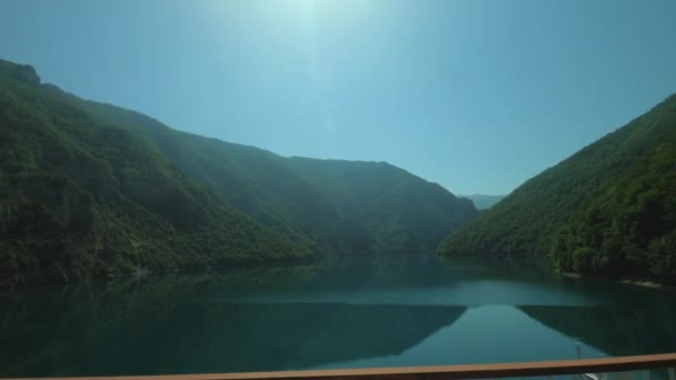 Górska rzeka Tara w Czarnogórze. Krajobraz natury przez okno autobusu w ruchu. W drodze nad jezioro Biograd, przejście przez rzekę. Zwiedzanie i podróże. Urlop, wycieczka — Wideo stockowe