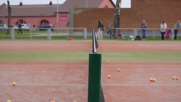 테니스 코트에서의 테니스 경기. 테니스 공 이 테니스 네트 위로 날아가고, 배경, 느린 동작, 복사 공간 — 비디오