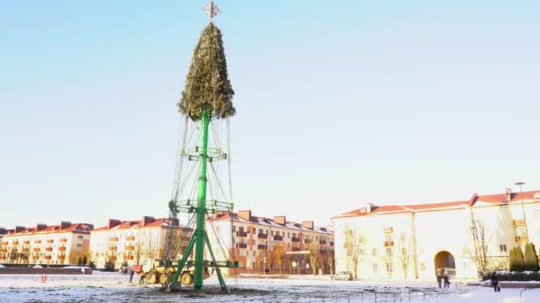 Assemblage ou démantèlement de la construction de l'arbre de Noël sur la place centrale principale de la ville. Fêtes et célébrations du Nouvel An. Le concept final. Humeur festive. Plan large tenu à la main — Video