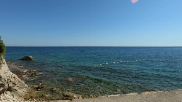 Karadağ 'ın Eski Budva kentindeki Churche yakınlarındaki Adriyatik Denizi manzarası. Su ve gökyüzü arasındaki ufuk çizgisi. Turist gezisi ve seyahat. Romantik bir ruh hali. Ağır çekimde sabit çekim. Güzel doğa. Tatil — Stok video