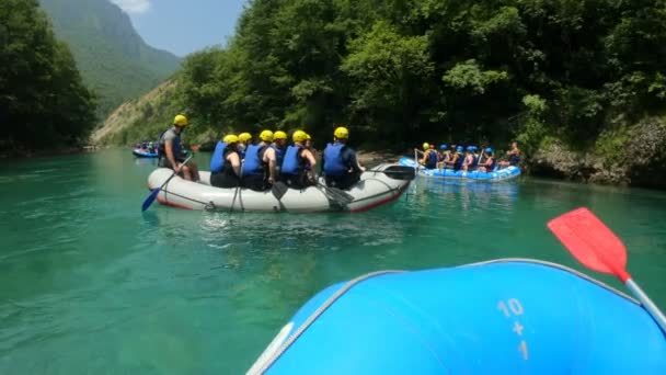 Skupina nebo tým turistů loď pomalu jezdit na horské řece Tara během rafting. Zábavní program v Černé Hoře. Křišťálově čistá voda a krásná příroda krajina s horami — Stock video