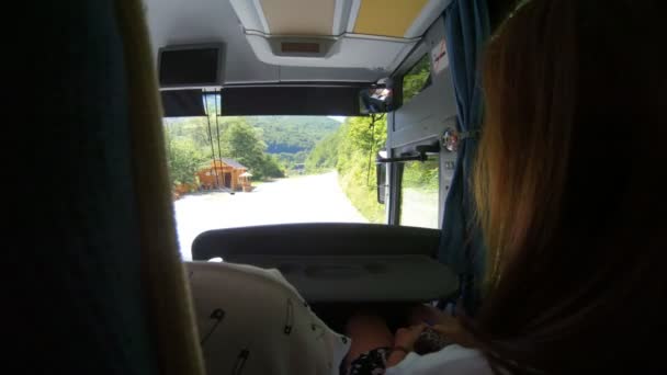 Autobús turístico vista desde el autobús. La gente va en un recorrido por la carretera del país, hermosa naturaleza, fondo — Vídeo de stock