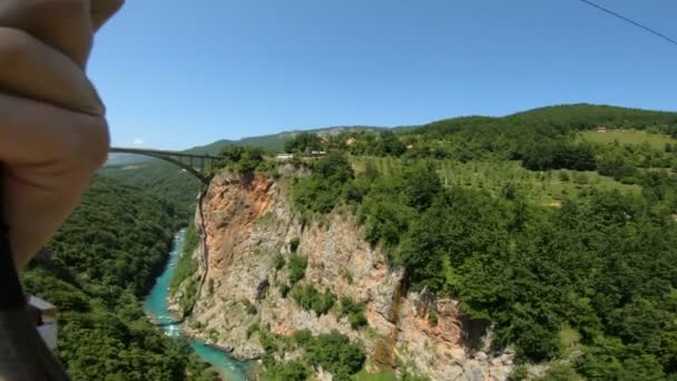 Güzel bir nehrin ve yeşil bir ormanın aktığı bir vadiden geçen halatla kaymak. Olağanüstü bir tatil, güzel bir doğa, özgeçmiş — Stok video