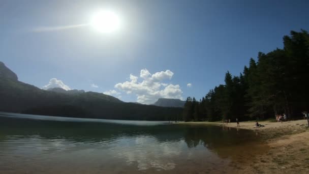 Bela paisagem de um lago em uma floresta nas montanhas. Clear clear water, Montenegro, fundo, lago preto — Vídeo de Stock