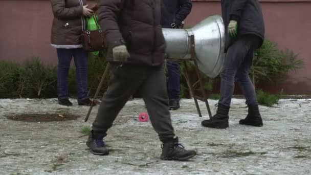 Αγορά παζάρι της πόλης για την πώληση των χριστουγεννιάτικων δέντρων για το νέο έτος σε BOBRUISK, Λευκορωσία 12.30.18. Οι άνθρωποι κοιτάζουν, επιλέγουν και αγοράζουν ένα φυσικό έλατο στο κέντρο της πόλης. Διακοπές και γιορτές — Αρχείο Βίντεο