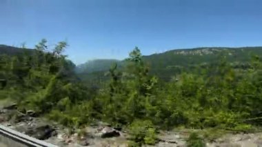 Karadağ 'ın güzel dağları üzerindeki bir turist otobüsünün penceresinden manzara. Tatil ve seyahat, arka plan