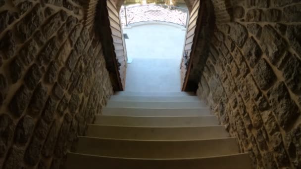 Descente d'un haut escalier antique aux portes ouvertes, sites et bâtiments anciens au Monténégro, excursions et voyages, espace de copie, ralenti 