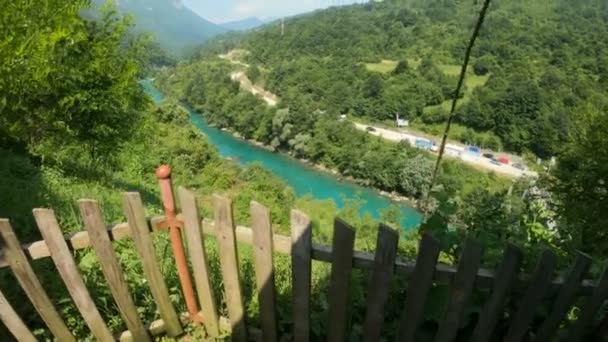 Karadağ 'da bir dağ nehrinin yüksekliğinden güzel manzara, Tara nehri, arka plan, yavaş çekim — Stok video