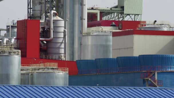 Emisiones químicas de una planta de reciclaje de basura. Concepto de contaminación ambiental, fondo, chimenea — Vídeo de stock