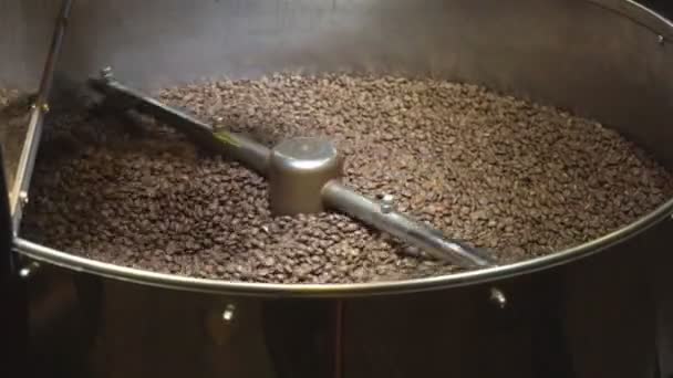 Het proces van mengen en malen van koffiebonen in een speciale machine, achtergrond, close-up — Stockvideo