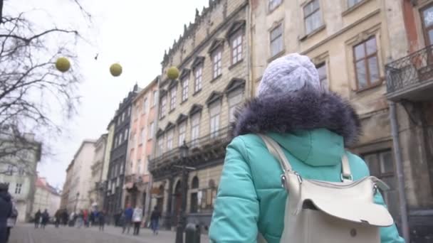 Una chica con una mochila camina por las estrechas calles antiguas de una ciudad con hermosa arquitectura, viajes, cámara lenta, espacio para copiar — Vídeo de stock