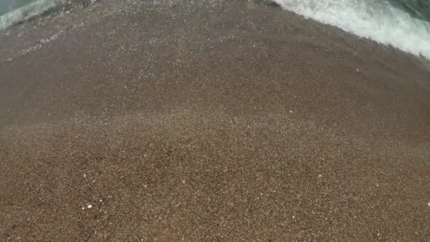Gyönyörű homokos part az óceánban, amelyet víz, háttér mos. Pihenés, lassított felvétel, másolótér — Stock videók