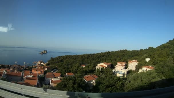 Piękny widok z okna autobusu na góry i morze w Czarnogórze. Piękne kaniony i budynki mieszkalne, zwolnione tempo, przestrzeń do kopiowania — Wideo stockowe