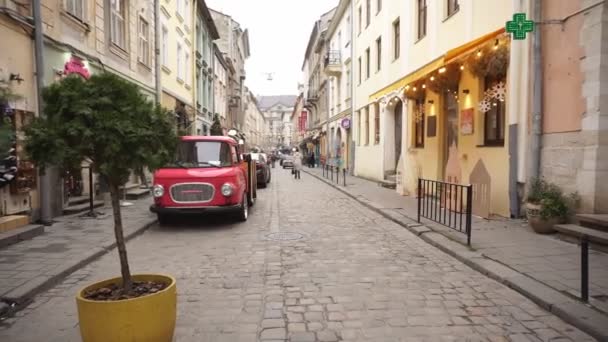 Leopoli, Ucraina 14.11.19: Stretta vecchia strada nella città di Leopoli con auto e pavimentatori sulla strada, esterno — Video Stock