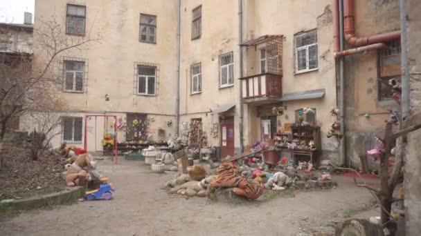 Hermoso patio de juguetes perdidos en la ciudad de Lviv, Turismo, lugar interesante . — Vídeos de Stock