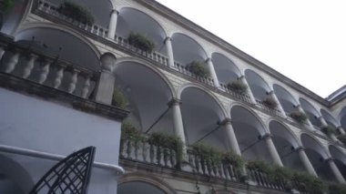 Ukrayna 'da, aslanların şehrinde İtalyan avlusu adı verilen güzel bir bina. Eski mimari, büyük sütunlar, manzara
