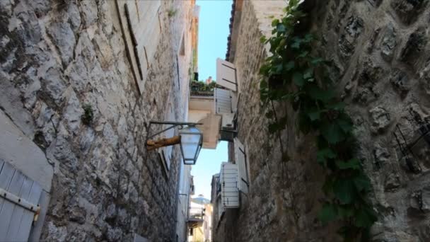 Strada stretta con case in pietra nel centro storico del Montenegro, bella e antica architettura. Sfondo, edifici storici, rallentatore, turismo — Video Stock