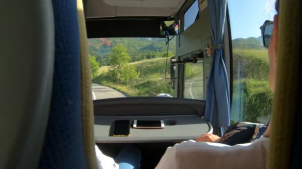 Turistas de vacaciones en un autobús en una excursión, vista desde el autobús, fondo, cámara lenta — Vídeo de stock