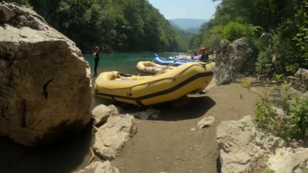 Vorbereitung auf Rafting auf einem Gebirgswaldfluss Tara in Montenegro, schöne Natur und klares Wasser, Zeitlupe, Urlaub — Stockvideo