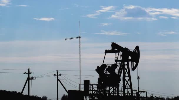 Plataforma petrolífera contra el cielo azul. Minería de petróleo y gas, espacio para copias, industrial — Vídeo de stock