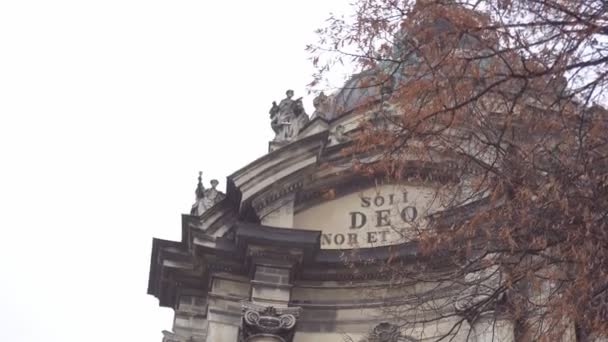 Lviv, Ukraine 14.11.19 : Cathédrale dominicaine dans le centre-ville, belle façade de la cathédrale — Video