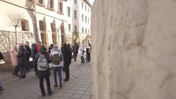 우크라 이나 , lviv 14.11.19: 고대 도시 lviv 의아름답고 좁은 거리를 방문하는 관광객 — 비디오