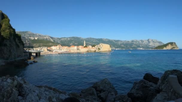 Hermosa vista de la costa de la playa con hoteles en Montenegro, mar. Descanso y relajación, montañas, fondo, espacio para copiar — Vídeos de Stock