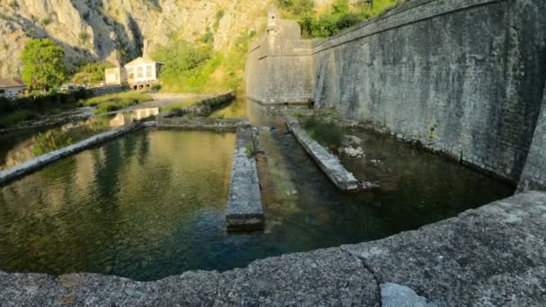 Černá Hora. Castle, oblíbená turistická exkurze. Benátské opevnění. Kotor je součástí světového dědictví nazývané přírodní a kulturně-historický region Kotor, zpomalení — Stock video