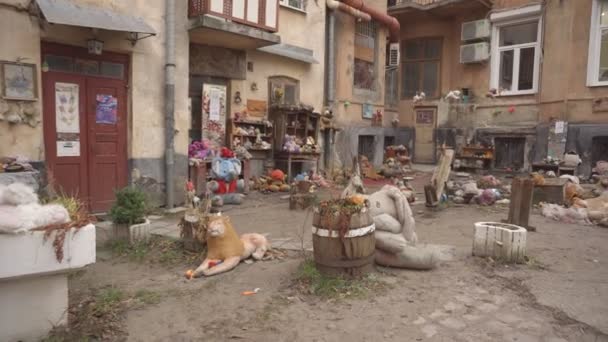 Hermoso patio de juguetes perdidos en la ciudad de Lviv, Turismo, lugar interesante . — Vídeo de stock