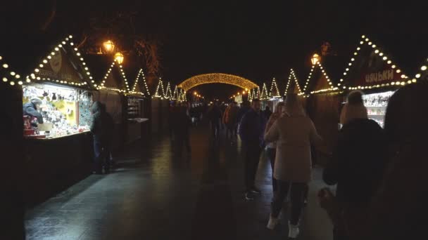 Lviv, Ucrania 14.11.19: La gente compra recuerdos y regalos en la ciudad antes de las vacaciones de Año Nuevo, noche — Vídeo de stock