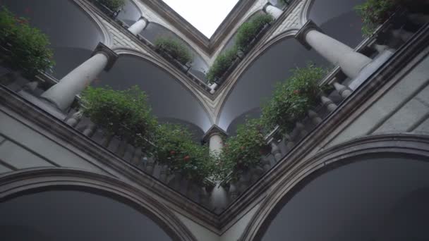 Architektur und Design eines schönen Gebäudes mit großen Säulen und Blumen. Gewölbebogen, italienischer Innenhof in der Ukraine, Hintergrund — Stockvideo