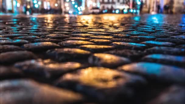 Movimento Timelapse de pessoas na rua da cidade da noite. Concentra-te na estrada de paralelepípedos. Turismo e conceito de viagem. Cidade europeia com bela arquitetura. Contexto — Vídeo de Stock