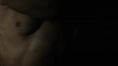 Erkek cinsel hareketleri. Maço gibi yakın plan kas striptizcisi. Koreograf ışık hızıyla Striptease dansı yapıyor. Çıplak bedenle özel erotik dans. Koreograf