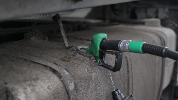 Bir kamyon şoförü kargo taşıyan bir kamyonda yakıt deposuna dizel yakıt dolduruyor. Artan akaryakıt fiyatları, akaryakıt ekonomisi, motor kamyonu kavramı — Stok video