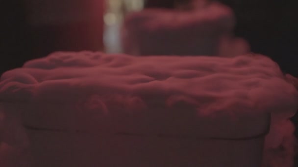 蒸气和液氮来自水槽,背景.五颜六色的蒸汽，氮 — 图库视频影像