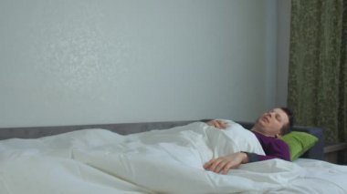 Adam uyur, sonra aniden uyanır, kalkar, yastık ona doğru uçar ve kafasını vurur, insan tekrar yatağa düşer ve uyumaya devam eder. Komik komik bir durum. Komik bir yüz. Bölüm 1: Geniş çekim kapatma