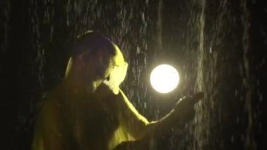 Yağmurluk giymiş, elinde süpürgeyle gitar çalan bir adam. Kaya gitaristi gibi besom 'lu sarı yağmurluklu biri etrafta geziyor ve konser sırasında sahnede gösteri yaptığını hayal ediyor.