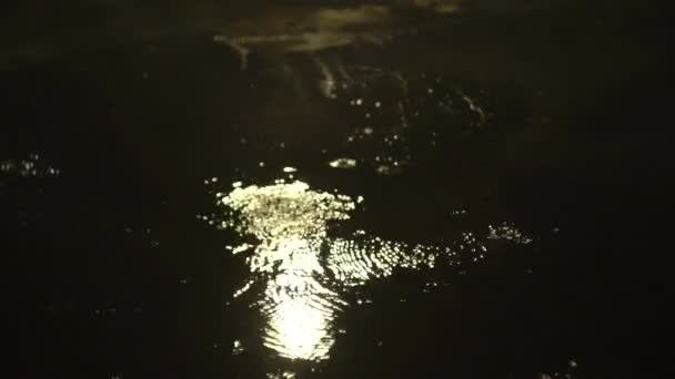 Gotas de agua caen del techo al suelo mojado en cámara lenta. Puddles sobre asfalto de la calle durante la lluvia. Salpicaduras. Concepto de temporada de mal tiempo. Sistema de extinción de incendios. Contexto — Vídeo de stock