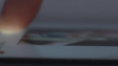 Finger haber kaynaklarını akıllı telefondaki sosyal ağ uygulamasında çeviriyor, beğenmek için postaya veriyor. Yeni takipçi paylaşımlarına bir kişi bakıyor. Blogcu abonelerin yayınlarını okuyor. Makro yakın çekim. Mevcut eğilimler