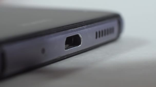 Makro, ręka łączy kabel USB ze złączem smartfonów, aby naładować go za pomocą power banku i przesyłać dane. Uzależnienie od sieci społecznych. Problem z komunikacją. Problemy z telefonem komórkowym — Wideo stockowe