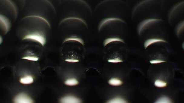 Led žárovky zhasínání světla, makro detailní záběr. Pozadí. Elektrické světlo pro použití ve svítidlech, která vytvářejí světlo pomocí jedné nebo více diod vyzařujících světlo — Stock video