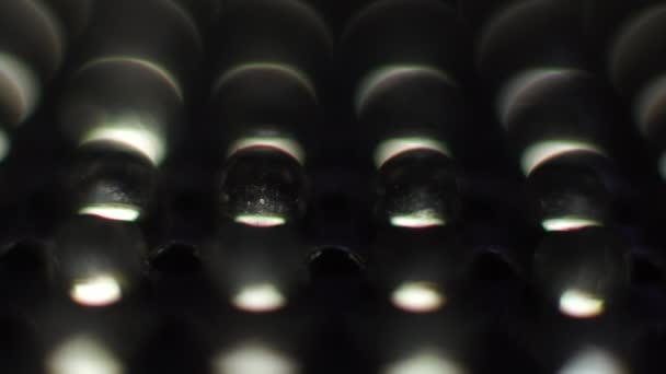 Ampoules LED allumant la lumière, macro gros plan. Contexte. Lumière électrique destinée à être utilisée dans les appareils d'éclairage produisant de la lumière à l'aide d'une ou de plusieurs diodes électroluminescentes — Video