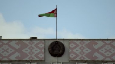 Beyaz Rusya arması ve süs eşyası. Beyaz Rusya bayrağı dalgalanıyor mavi gökyüzüne karşı, kopyala uzayı, ulusal