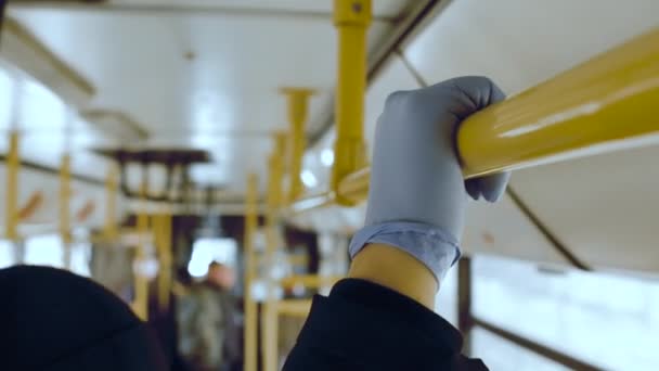 Ein Mann fährt in einem öffentlichen Verkehrsmittel und hält einen Handlauf in der schützenden Hand. Coronavirus-Infektion und Seuchenschutzkonzept, Pandemie — Stockvideo