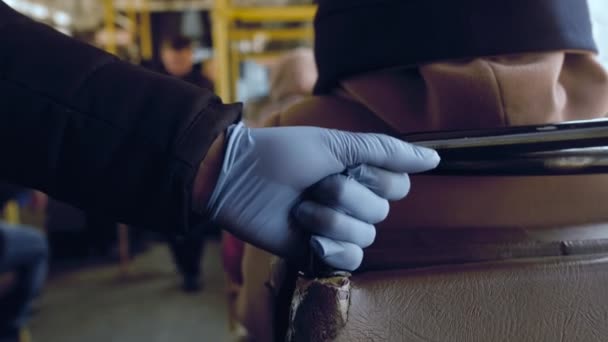 Un homme roule dans un transport public et tient une main courante dans sa éjaculation médicale protectrice. Infection à coronavirus et concept de protection contre les épidémies, pandémie — Video