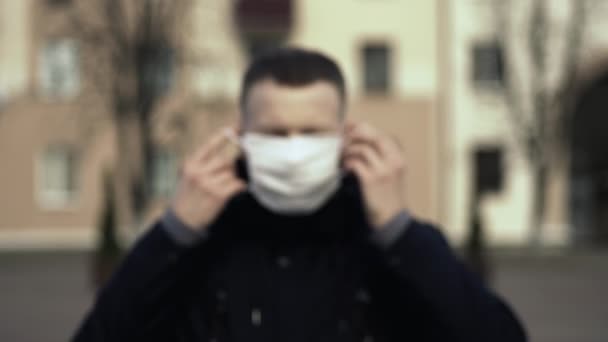 Nieostre Zamazane Obywatel Człowieka Nosi Białą Maskę Podczas Epidemii Koronawirusów — Wideo stockowe