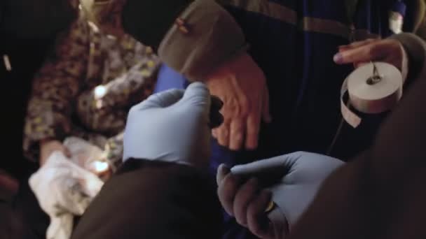 戴橡胶手套的人在Covid 19型验尸官流行病流行期间用硬币支付公共运输费用 有人收到售票员的罚单 检疫中的预防和保护 大流行病 Mers Cov — 图库视频影像