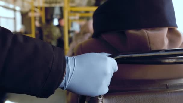 Man Met Rubberen Handschoenen Die Zich Vastklampt Aan Een Leuning — Stockvideo